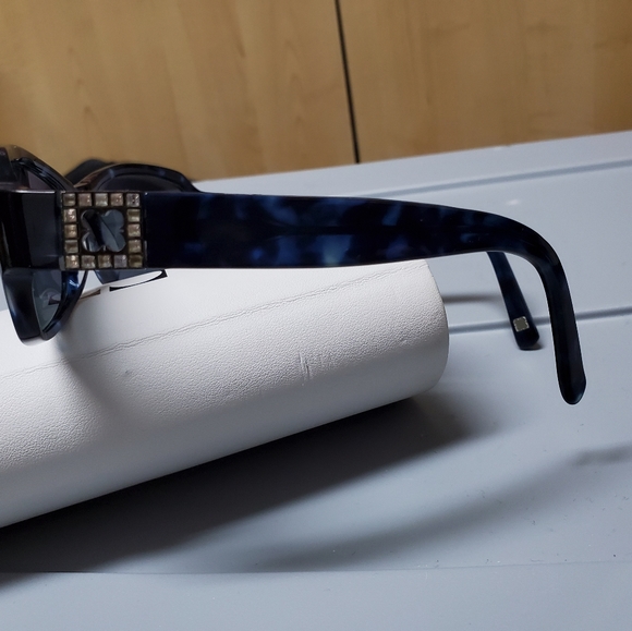 Designer prescription sunglasses w/ leather case - Picture 7 of 16